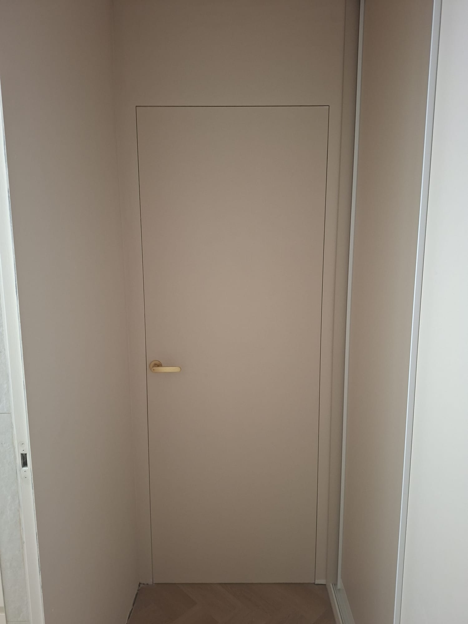 Dokončenie interiéru pri dverách