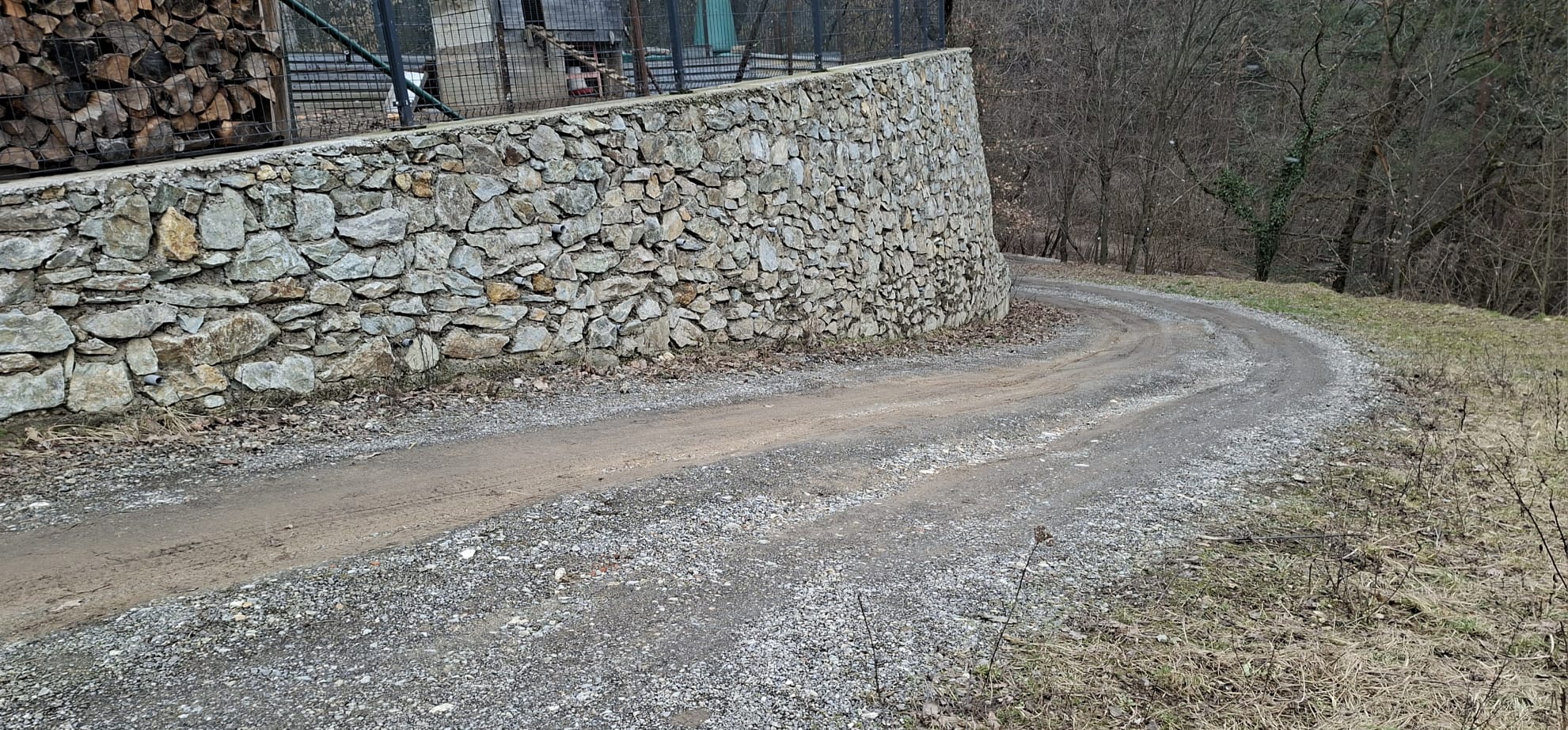 Stavba oporného múru z kameňa a betónu