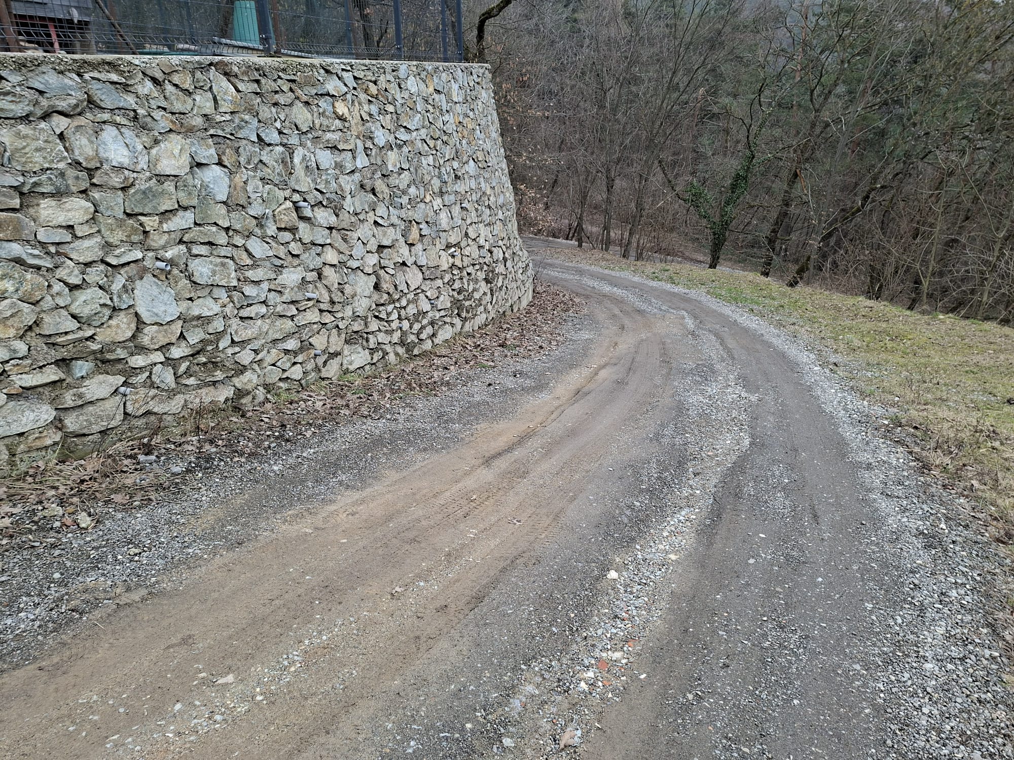 Oporný múr pri prístupovej ceste